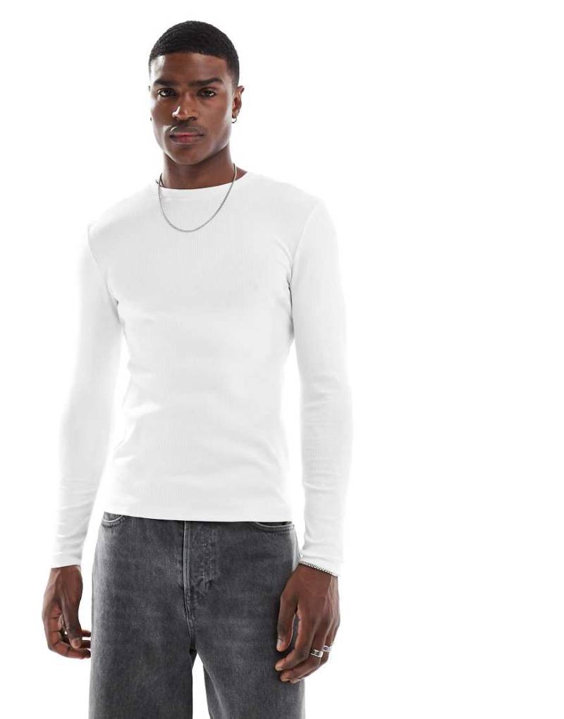 ASOS DESIGN - Langärmliges, geripptes Basic-T-Shirt in Weiß mit körperbetontem Schnitt von ASOS DESIGN