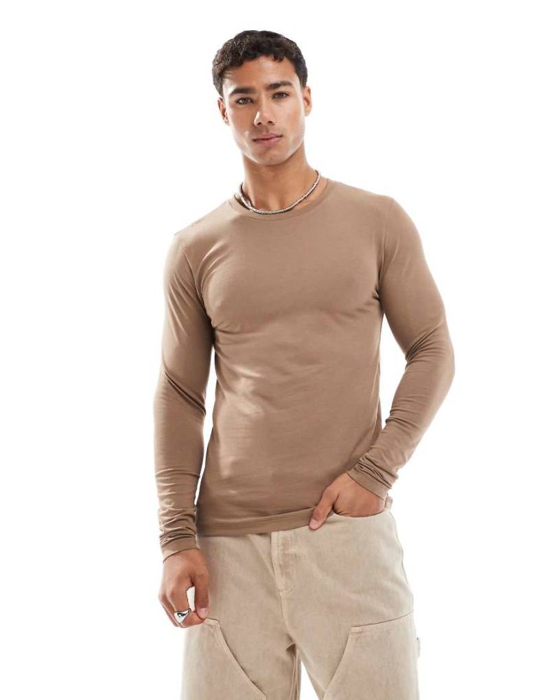 ASOS DESIGN - Langärmliges Basic-T-Shirt in Braun mit körperbetontem Schnitt von ASOS DESIGN
