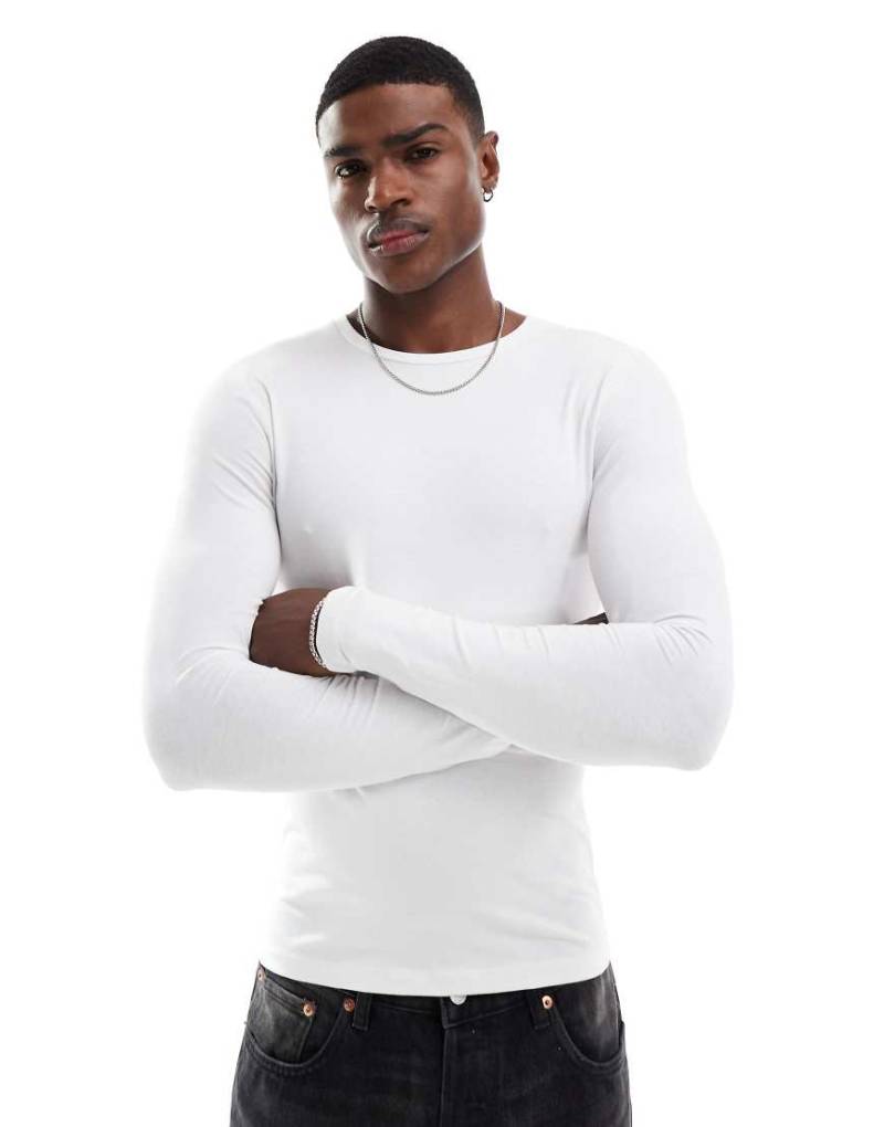 ASOS DESIGN - Langärmliges, körperbetontes Basic-T-Shirt in Weiß von ASOS DESIGN