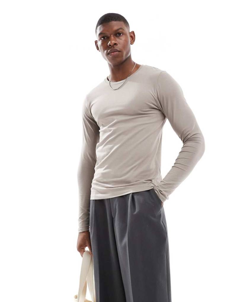 ASOS DESIGN - Langärmliges Basic-T-Shirt in Steinbeige mit körperbetontem Schnitt-Neutral von ASOS DESIGN