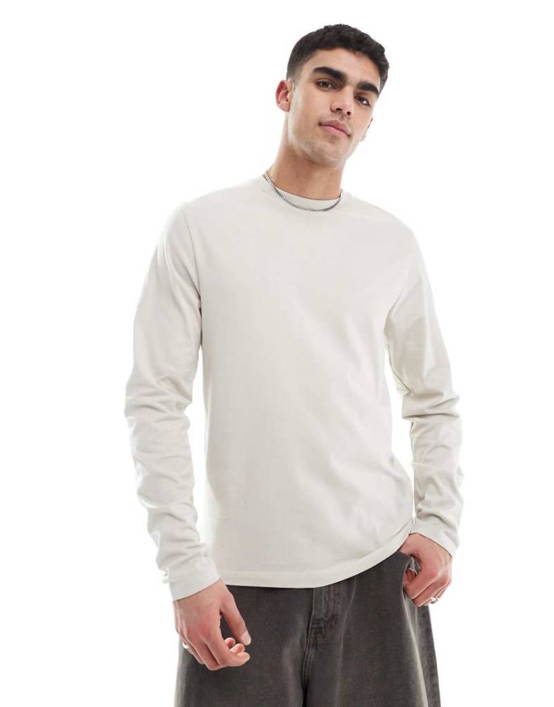 ASOS DESIGN - Essential - Langärmliges Shirt in Stein mit Rundhalsausschnitt-Neutral von ASOS DESIGN