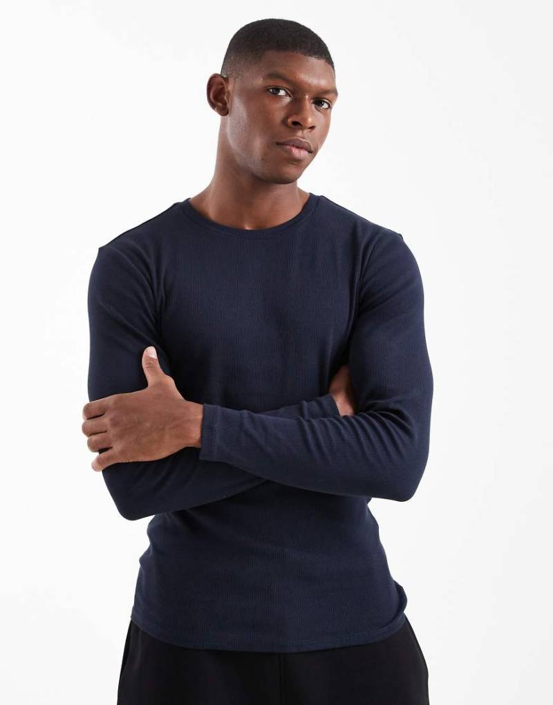 ASOS DESIGN - Langärmliges, geripptes Basic-T-Shirt in Marineblau mit körperbetontem Schnitt von ASOS DESIGN
