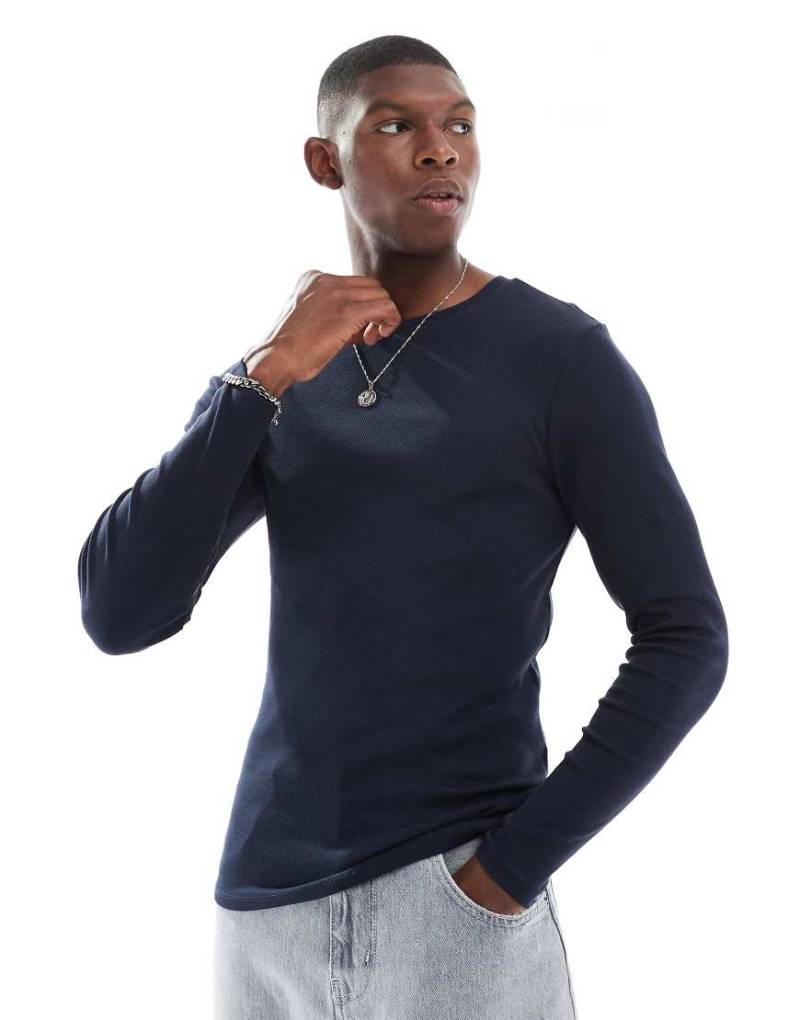 ASOS DESIGN - Langärmliges, geripptes Basic-T-Shirt in Marineblau mit körperbetontem Schnitt von ASOS DESIGN