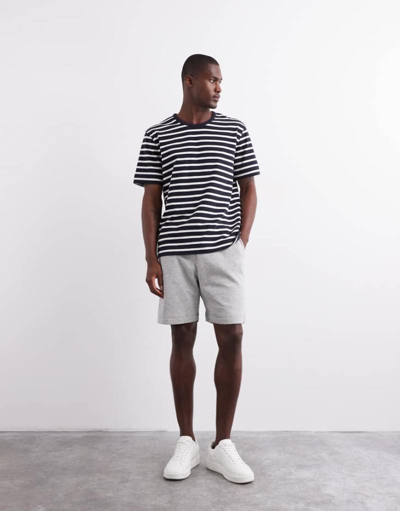 ASOS DESIGN - Essential - Mittellange, schmal geschnittene Shorts in meliertem Grau von ASOS DESIGN