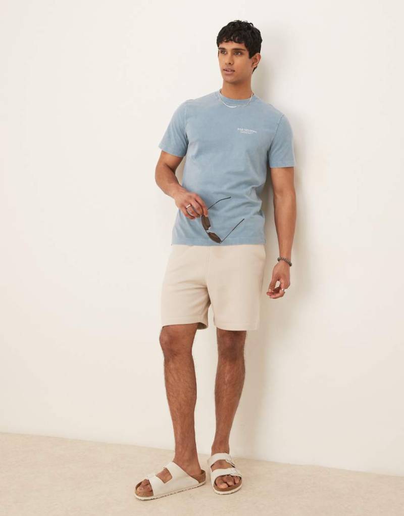 ASOS DESIGN - Essential - Mittellange Slim-Fit-Shorts in Stein-Neutral von ASOS DESIGN