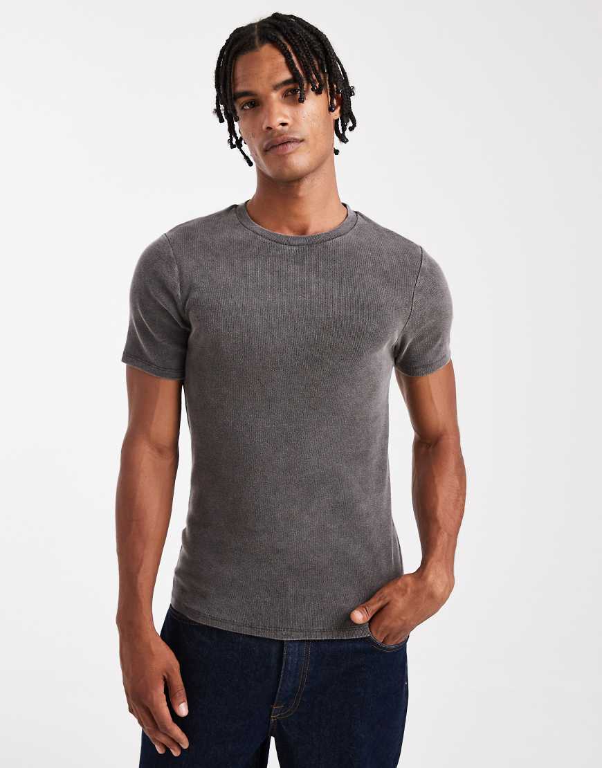 ASOS DESIGN - Körperbetontes Basic-T-Shirt in verwaschenem Schwarz ASOS DESIGN - Körperbetontes Basic-T-Shirt in verwaschenem Schwarz von ASOS DESIGN