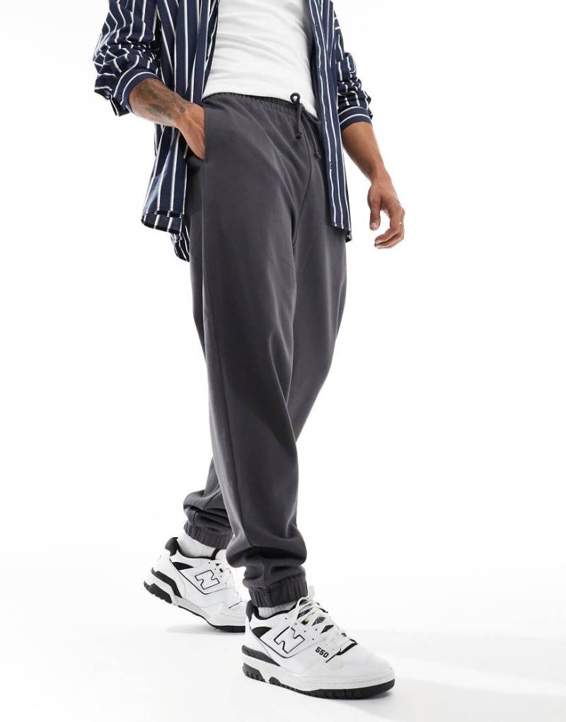 ASOS DESIGN - Essential - Oversize-Jogginghose in Anthrazit-Grau von ASOS DESIGN