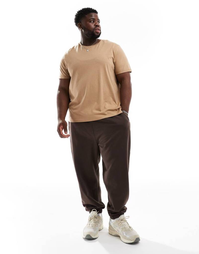ASOS DESIGN - Essential - Oversize-Jogginghose in Braun von ASOS DESIGN