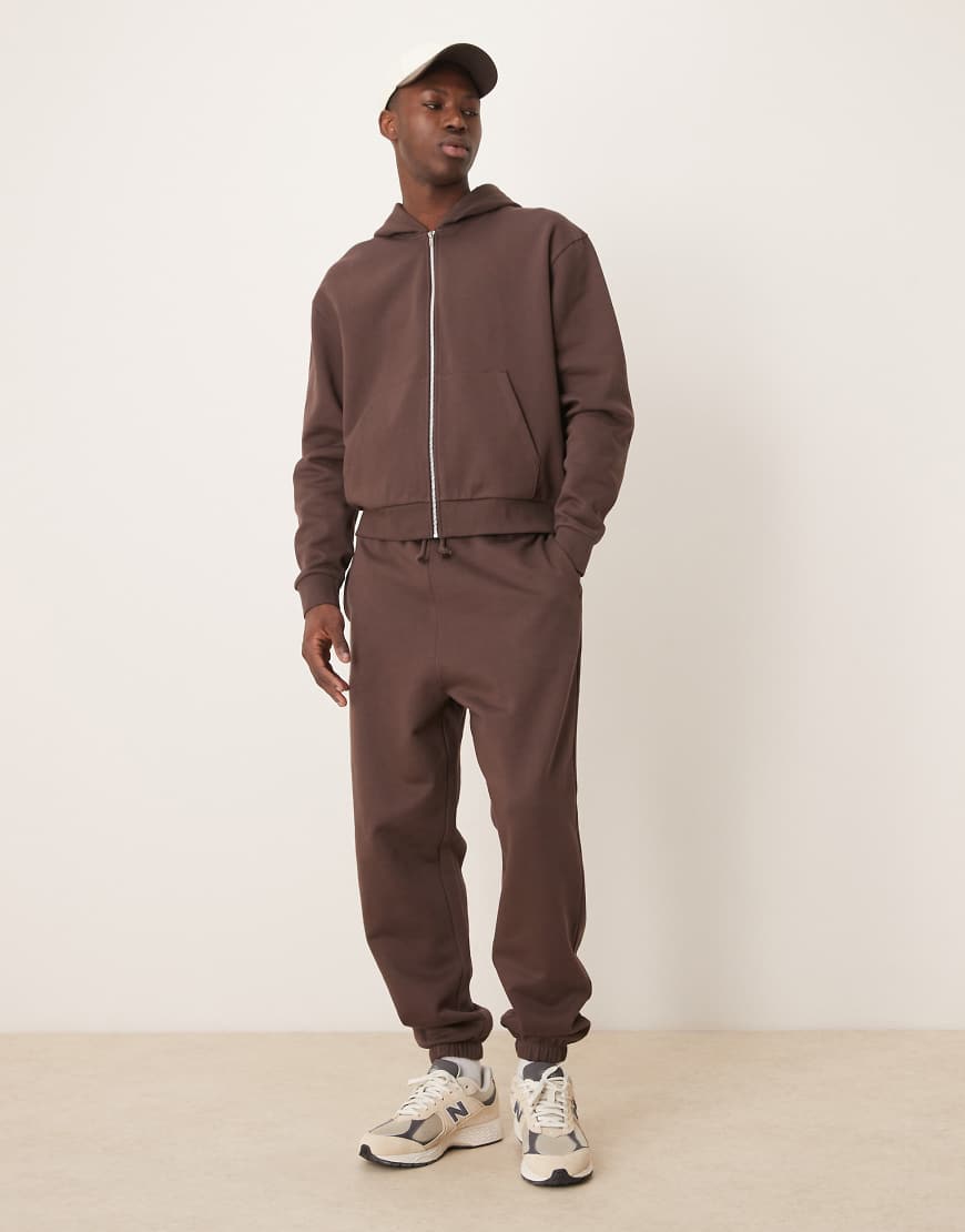 ASOS DESIGN - Essential - Oversize-Jogginghose in Braun von ASOS DESIGN