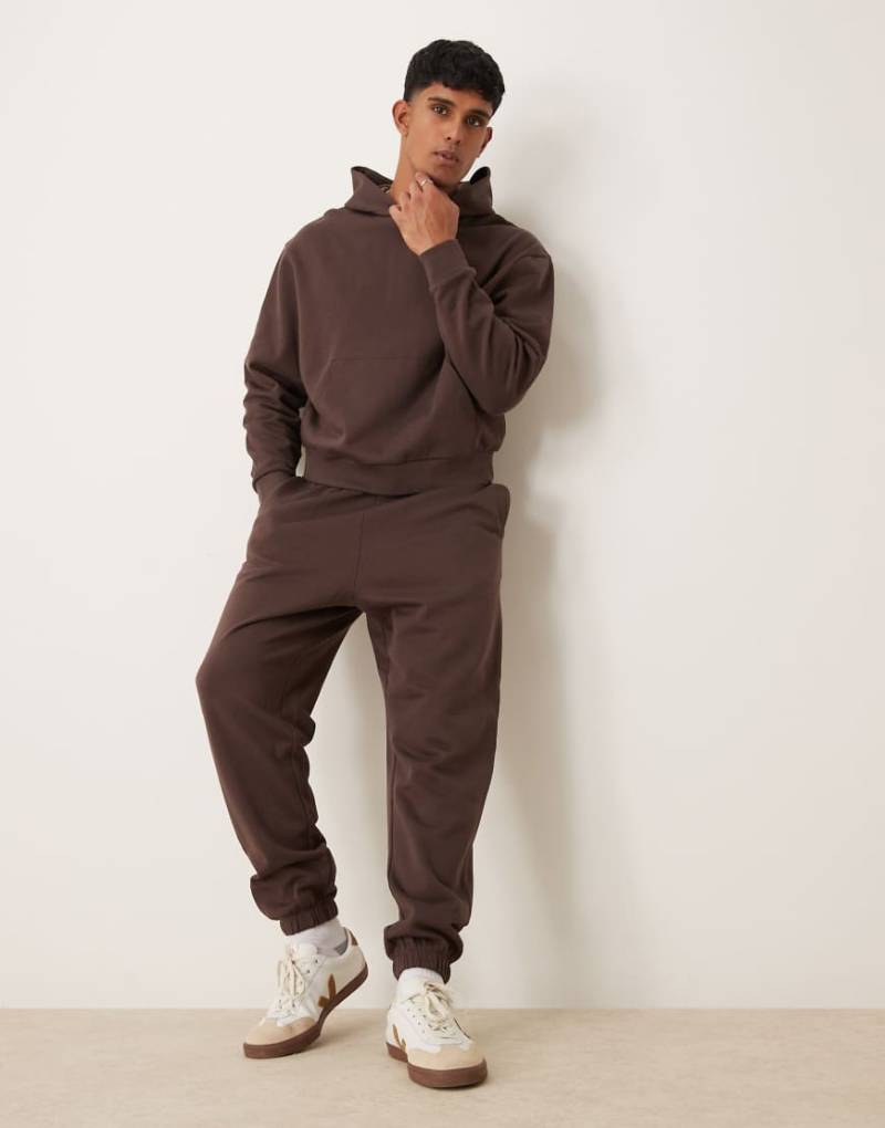 ASOS DESIGN - Essential - Oversize-Jogginghose in Braun von ASOS DESIGN