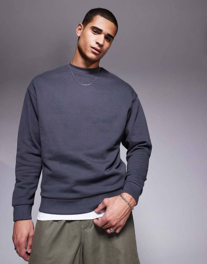 ASOS DESIGN - Essential - Oversize-Sweatshirt in Anthrazit-Grau von ASOS DESIGN
