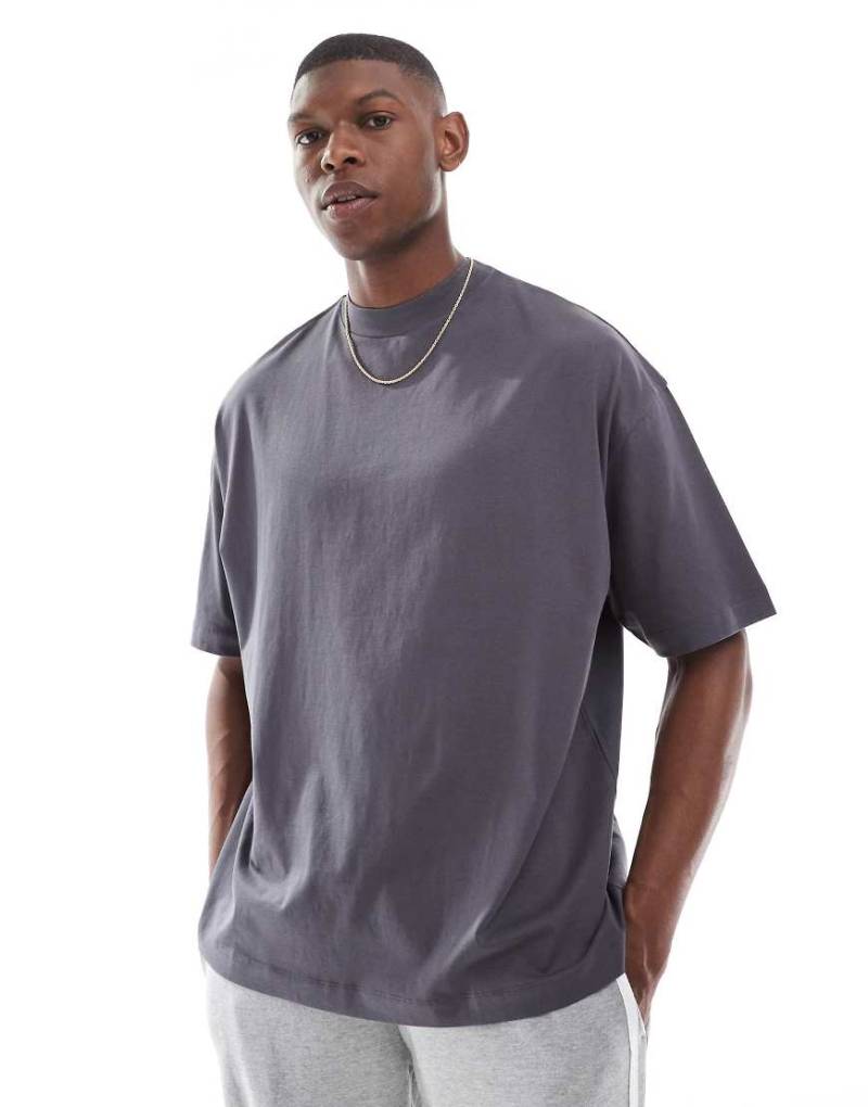 ASOS DESIGN - Basic-T-Shirt in Anthrazit mit hohem Ausschnitt und Oversize-Schnitt-Grau von ASOS DESIGN
