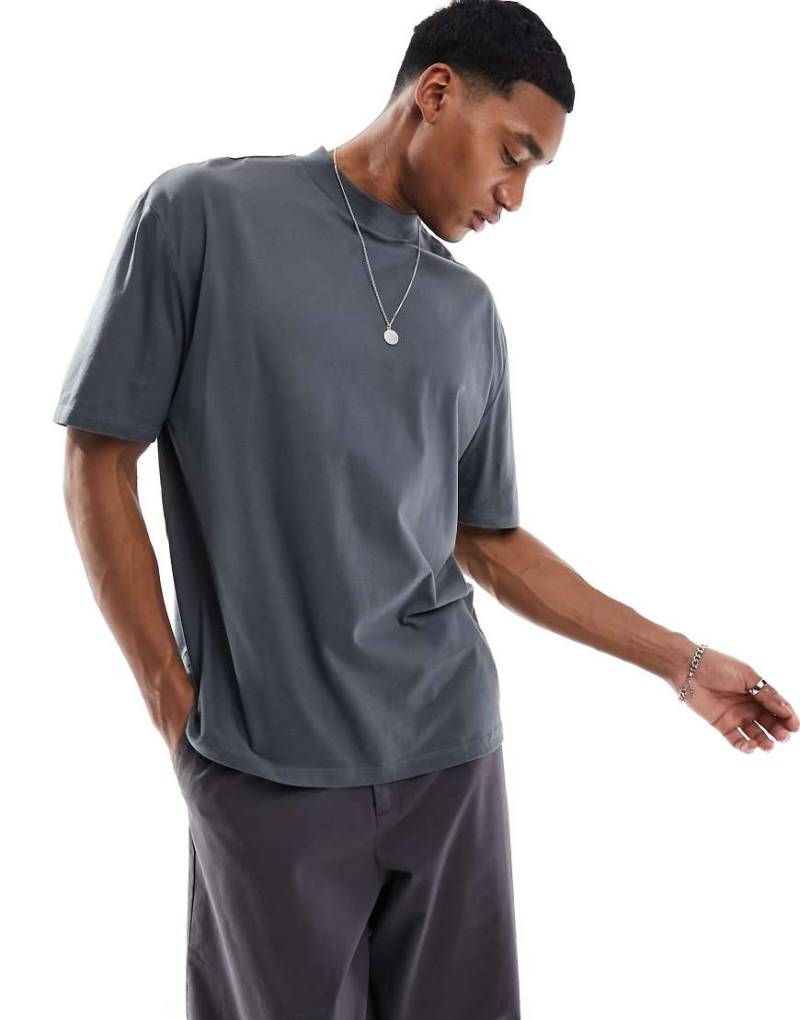 ASOS DESIGN - Essential - Oversize-T-Shirt in Anthrazit mit hohem Ausschnitt-Grau von ASOS DESIGN