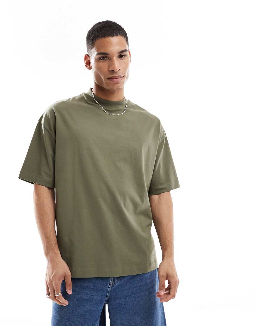 ASOS DESIGN - Basic-T-Shirt in Khaki mit hohem Ausschnitt und Oversize-Schnitt-Grün von ASOS DESIGN