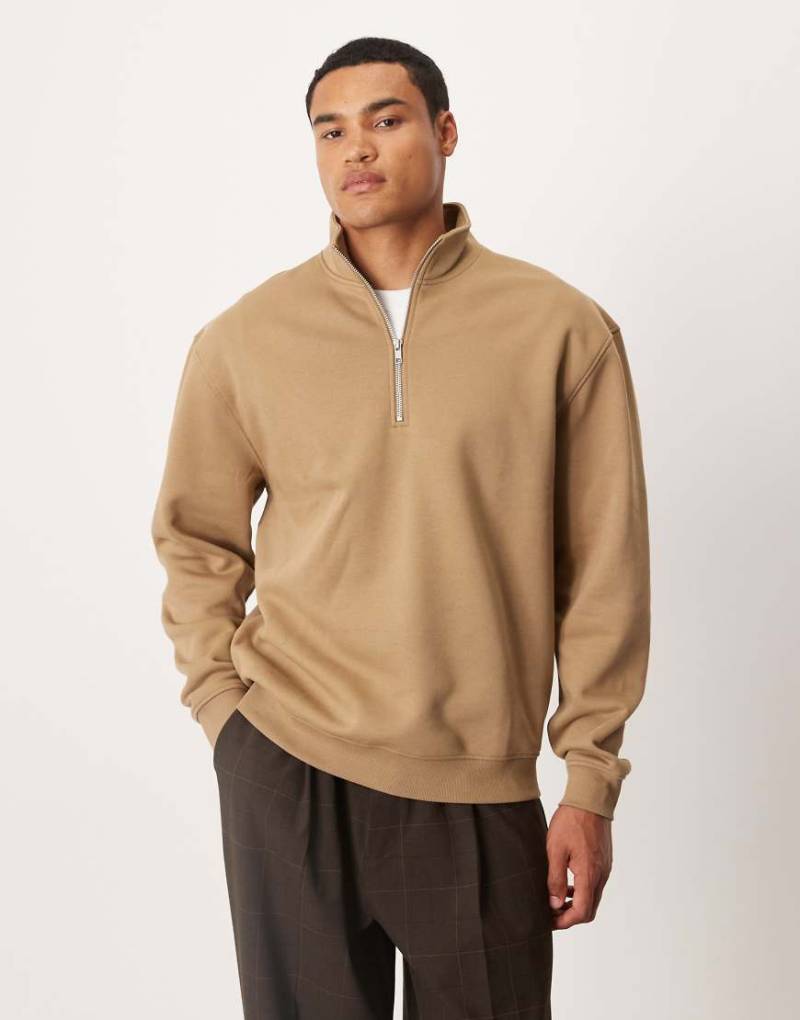 ASOS DESIGN - Essentials - Sweatshirt in Beige mit lockerer Passform und kurzem Reißverschluss-Brown von ASOS DESIGN