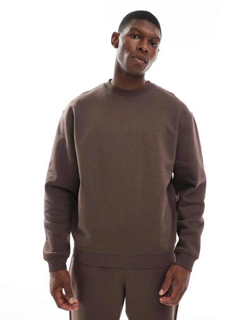ASOS DESIGN - Basic-Sweatshirt mit Relaxed Fit in Braun von ASOS DESIGN