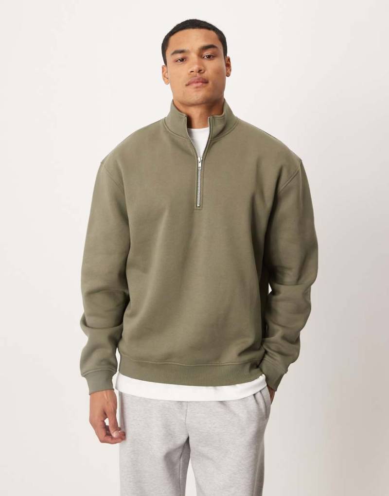 ASOS DESIGN - Essentials - Locker geschnittenes Sweatshirt in Khaki mit kurzem Reißverschluss-Grün von ASOS DESIGN