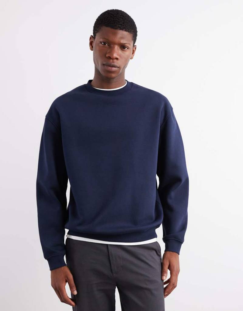 ASOS DESIGN - Essentials - Locker geschnittenes Sweatshirt in Marineblau von ASOS DESIGN