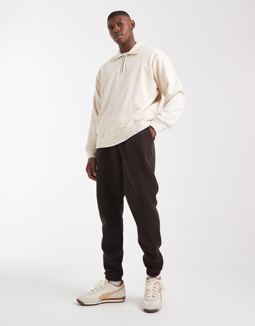 ASOS DESIGN - Essential - Schmal geschnittene Jogginghose in Braun-Brown von ASOS DESIGN
