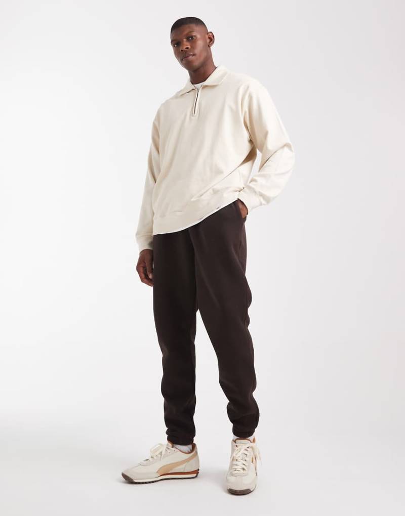 ASOS DESIGN - Essential - Schmal geschnittene Jogginghose in Braun-Brown von ASOS DESIGN
