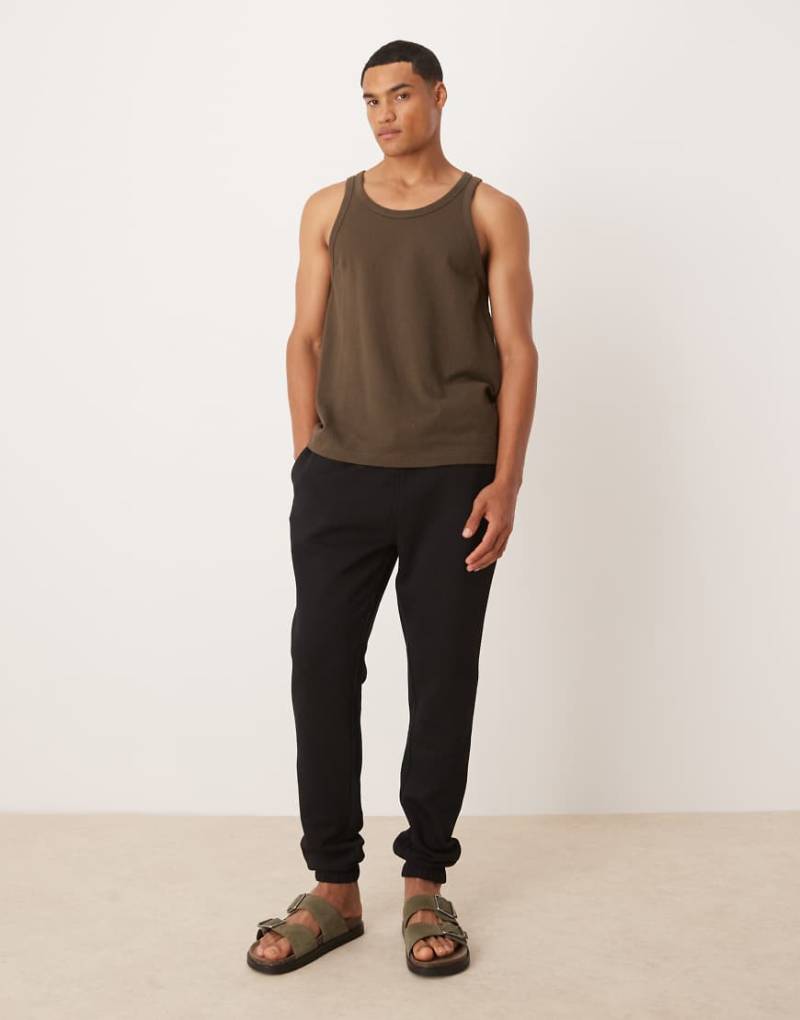 ASOS DESIGN - Essentials - Schmal geschnittene Jogginghose in Schwarz von ASOS DESIGN