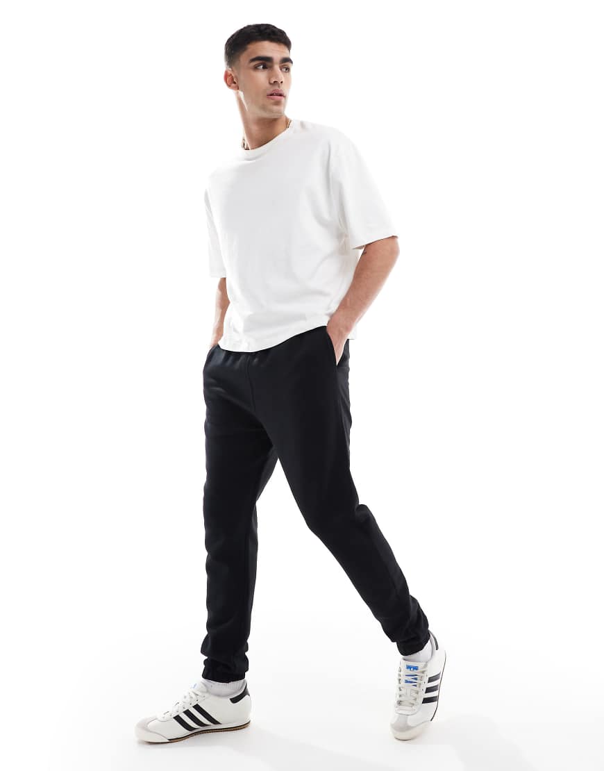 ASOS DESIGN - Essential - Schmal geschnittene Jogginghose in Schwarz von ASOS DESIGN