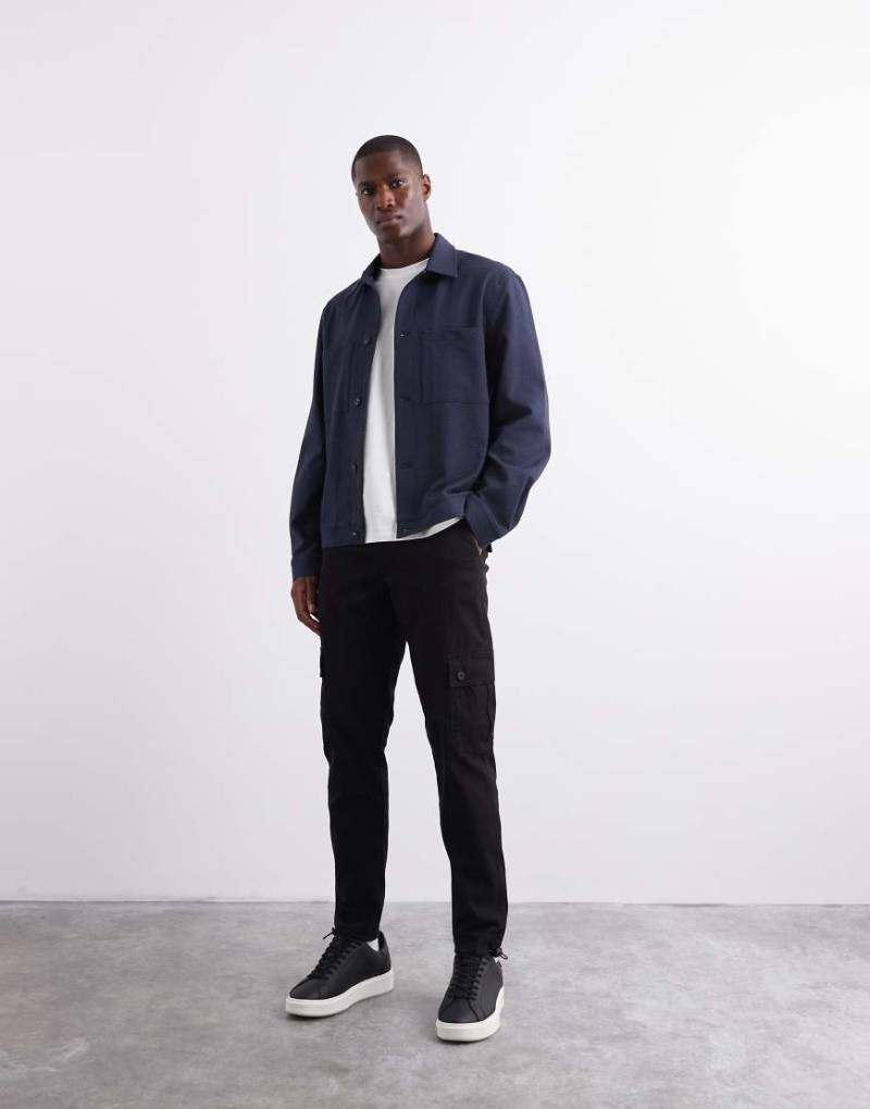 ASOS DESIGN - Schmal zulaufende Cargo-Hose in Schwarz von ASOS DESIGN