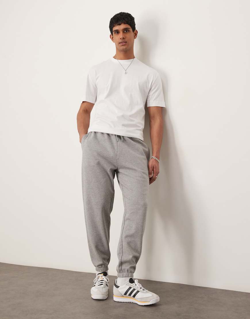 ASOS DESIGN - Essential - Schmal zulaufende Jogginghose in Grau meliert von ASOS DESIGN