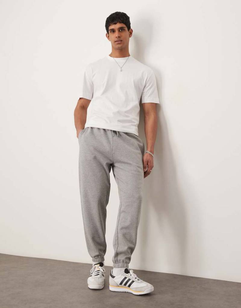 ASOS DESIGN - Essential - Schmal zulaufende Jogginghose in Grau meliert von ASOS DESIGN