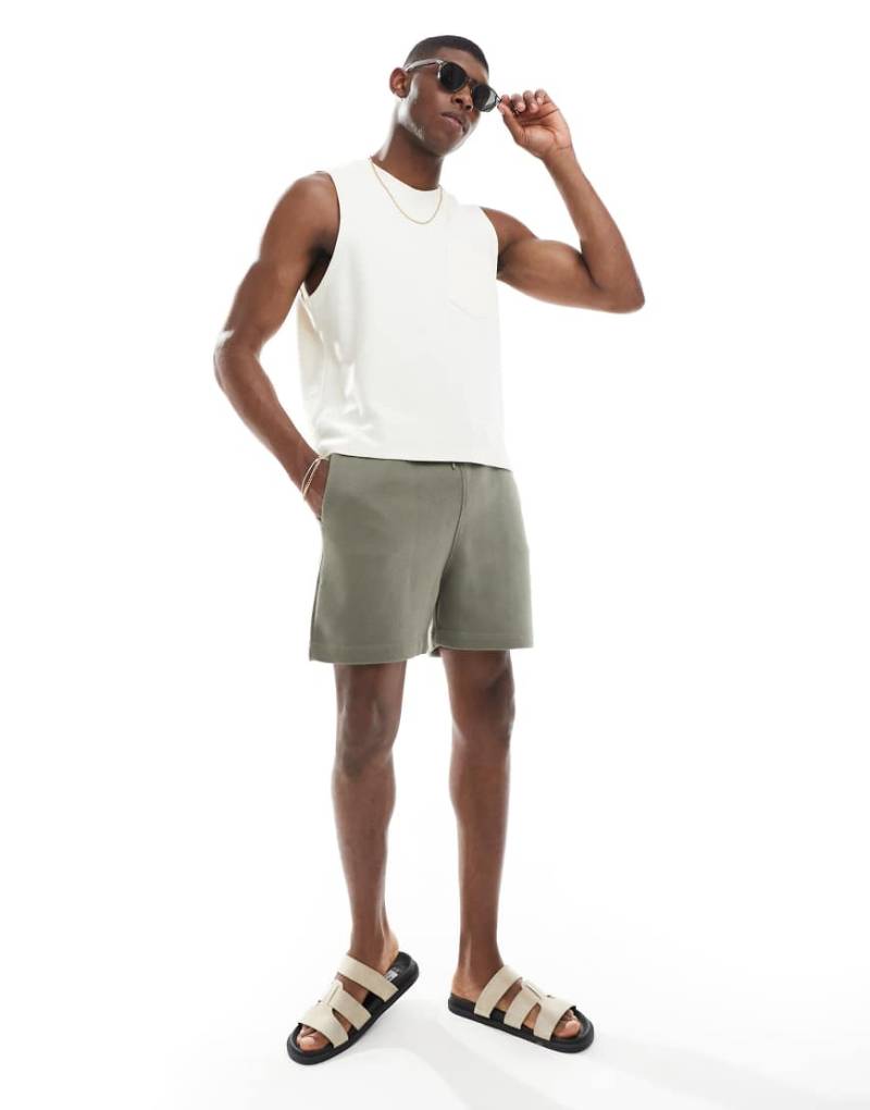 ASOS DESIGN - Essential - Slim Fit Shorts in Smokey Olive-Blau von ASOS DESIGN