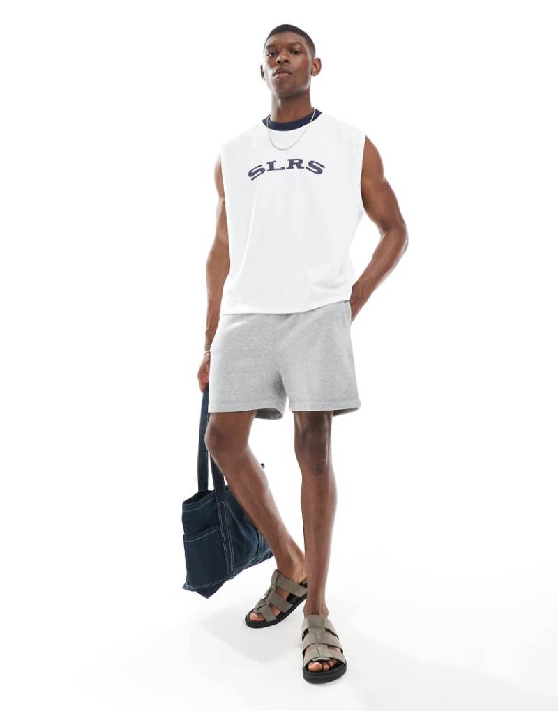 ASOS DESIGN - Essential - Slim-Fit-Shorts in meliertem Grau von ASOS DESIGN