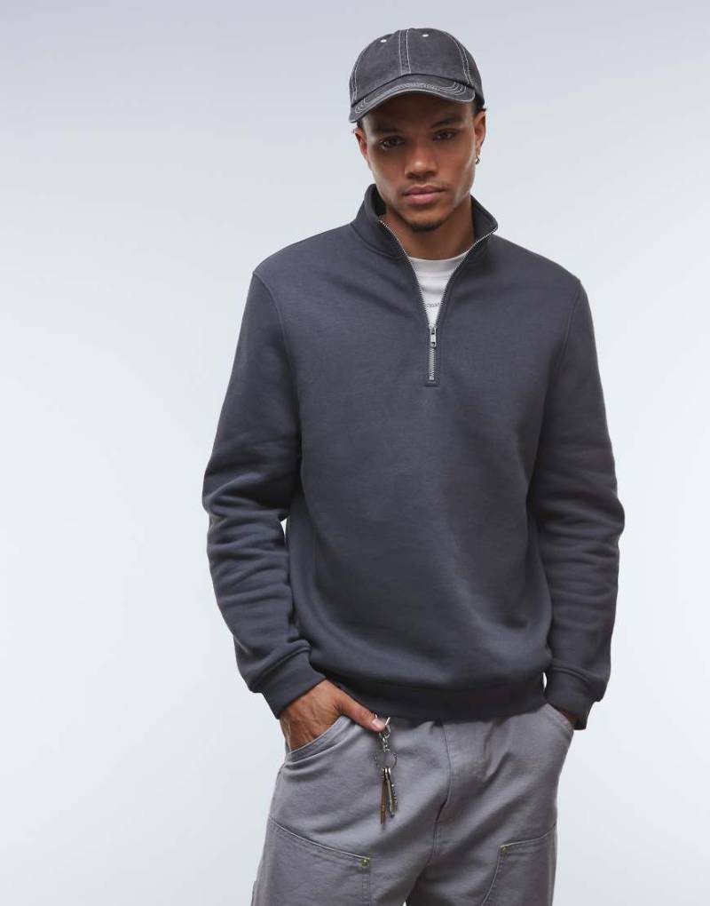 ASOS DESIGN - Basic-Sweatshirt in verwaschenem Grau mit kurzem Reißverschluss von ASOS DESIGN