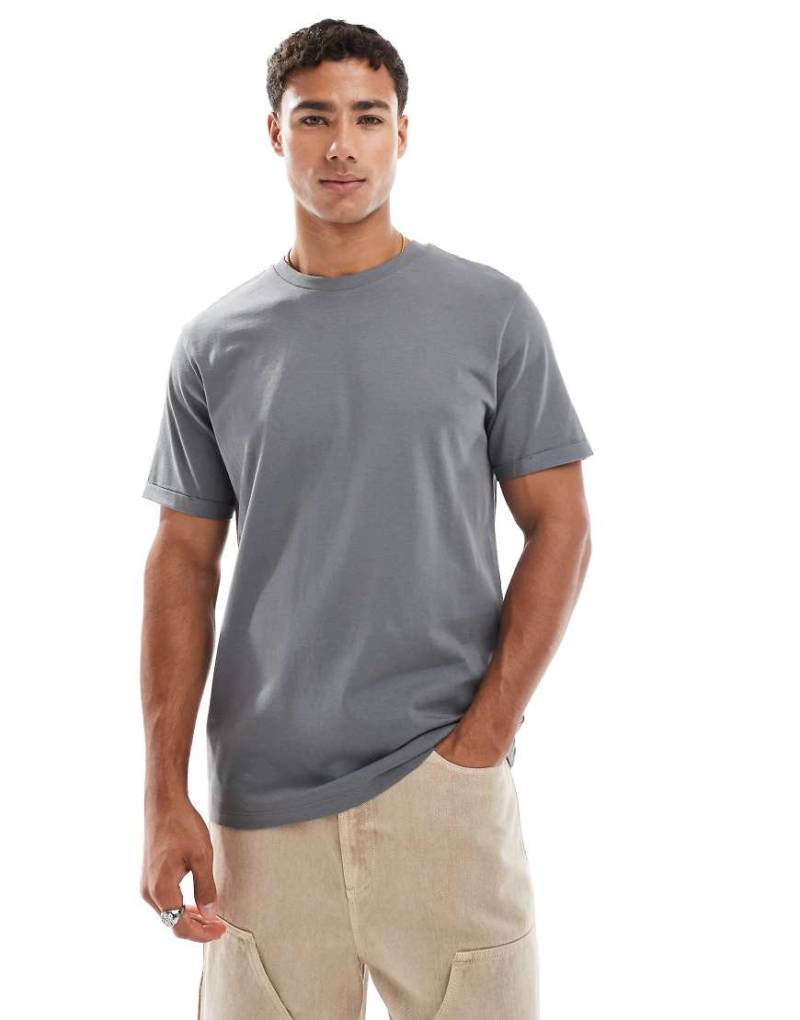 ASOS DESIGN - Basic-T-Shirt in Anthrazit mit Rundhalsausschnitt und umgeschlagenen Ärmeln-Grau von ASOS DESIGN