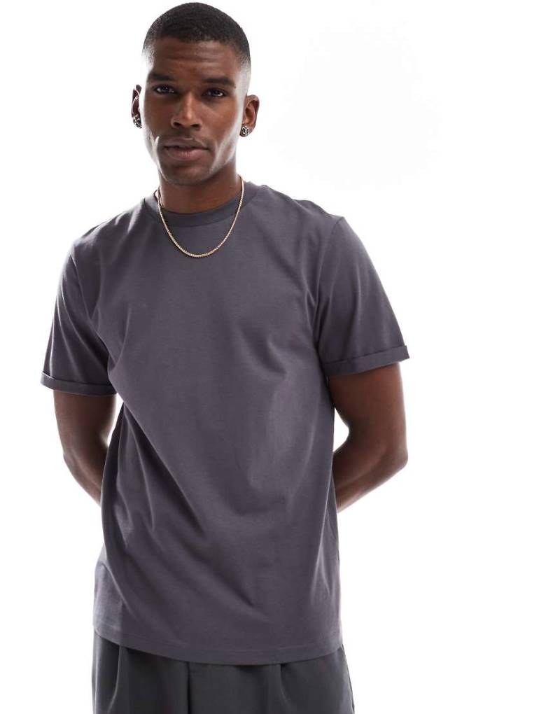 ASOS DESIGN - Basic-T-Shirt in Anthrazit mit Rundhalsausschnitt und aufgerollten Ärmeln-Grau von ASOS DESIGN