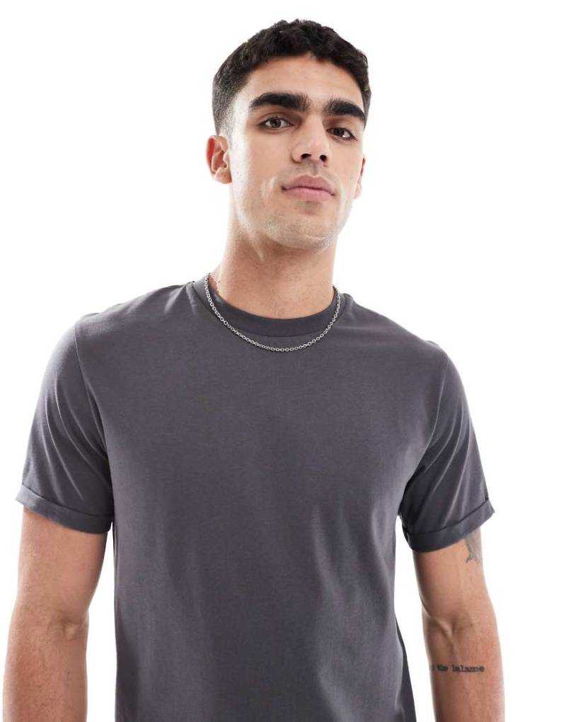 ASOS DESIGN - Essential - T-Shirt in Anthrazit mit Rundhalsausschnitt und Rollärmeln-Grau von ASOS DESIGN