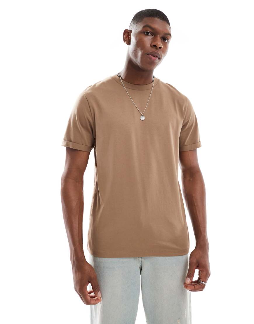 ASOS DESIGN - Essential - T-Shirt in Braun mit Rundhalsausschnitt und aufgerollten Ärmeln von ASOS DESIGN