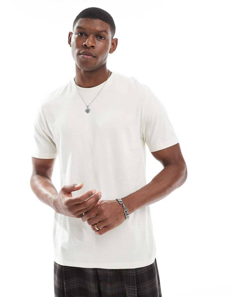 ASOS DESIGN - Basic-T-Shirt in Cremeweiß mit Rundhalsausschnitt von ASOS DESIGN
