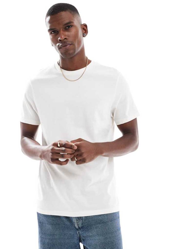 ASOS DESIGN - Basic-T-Shirt in Cremeweiß mit Rundhalsausschnitt von ASOS DESIGN