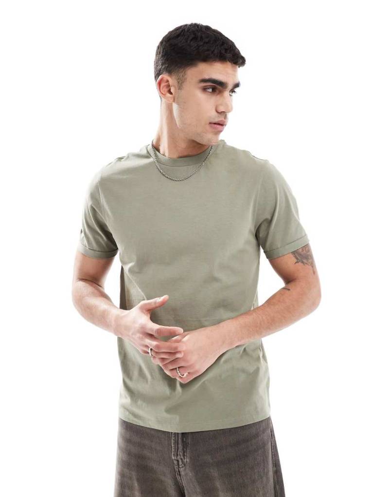 ASOS DESIGN - Basic-T-Shirt in Khaki mit Rundhalsausschnitt und aufgerollten Ärmeln-Grün von ASOS DESIGN