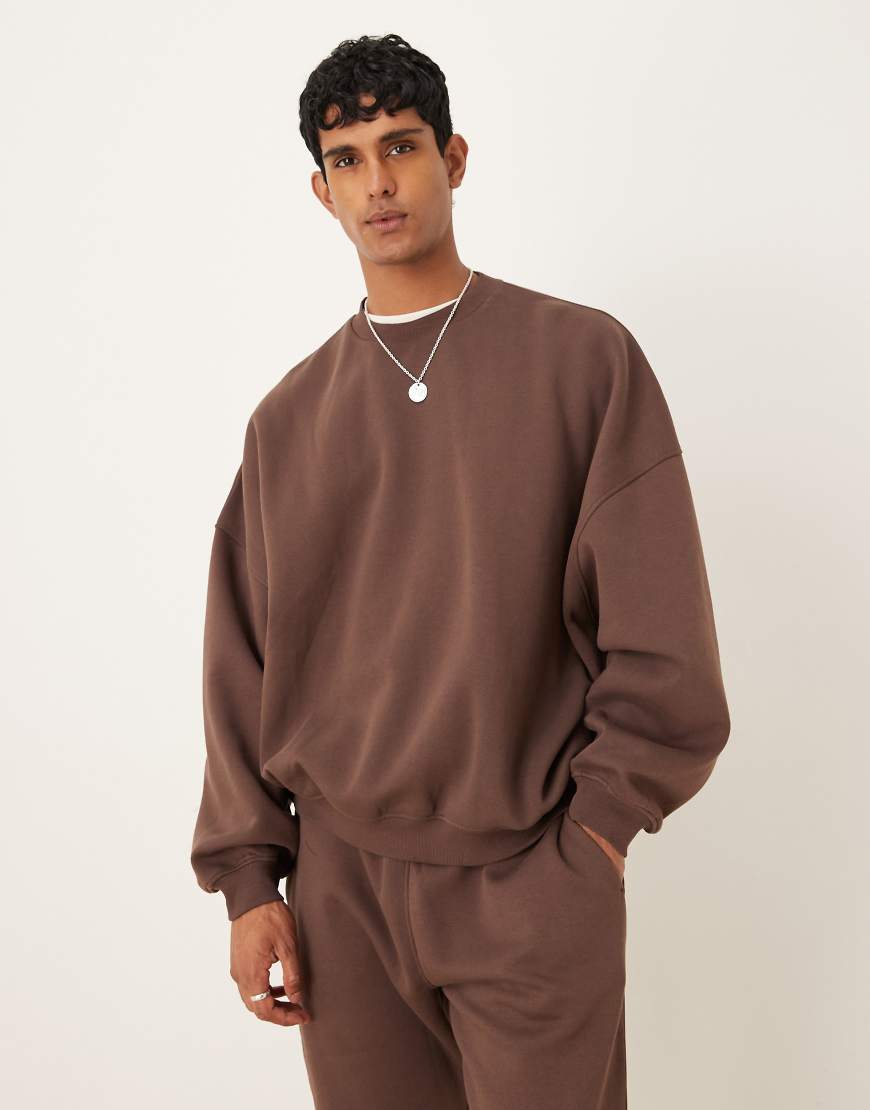 ASOS DESIGN - Essentials - Braunes Sweatshirt in extremer Oversize-Passform-Brown von ASOS DESIGN