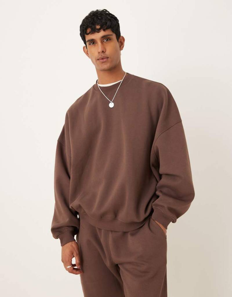 ASOS DESIGN - Essentials - Braunes Sweatshirt in extremer Oversize-Passform-Brown von ASOS DESIGN