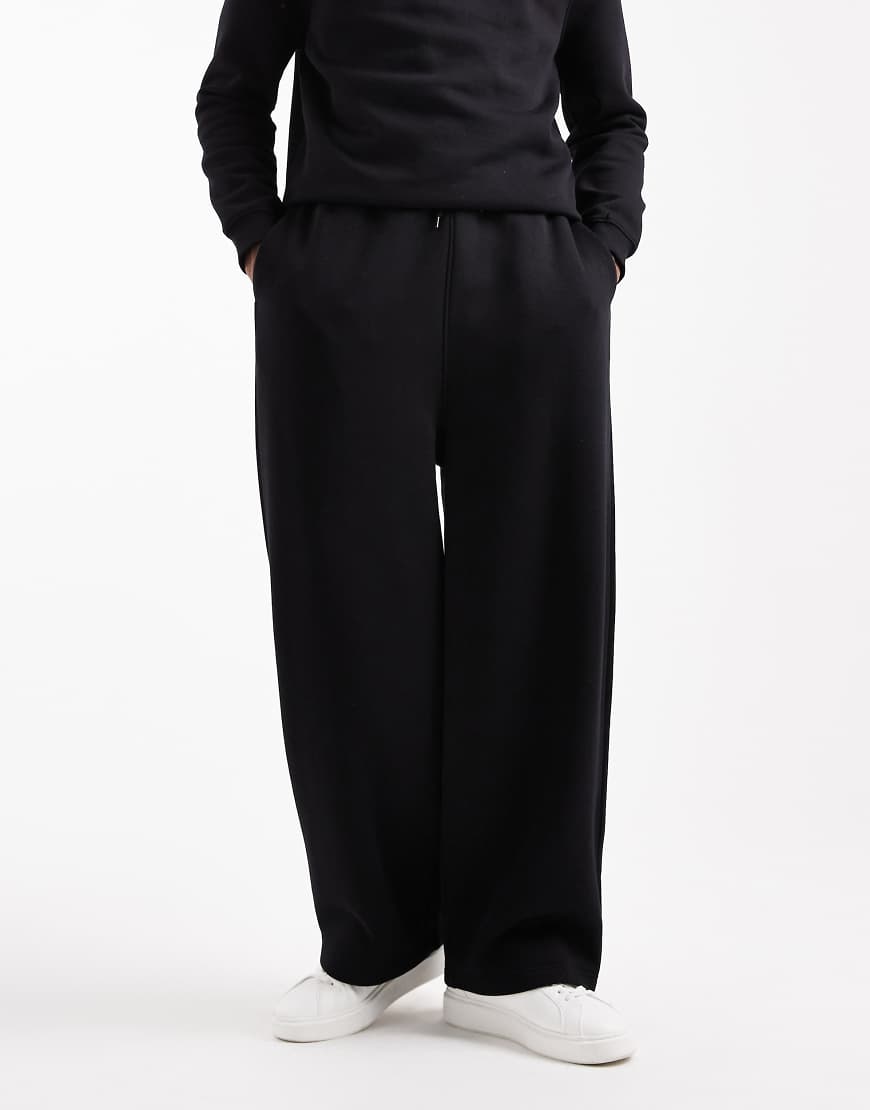 ASOS DESIGN - Essentials - Jogginghose in Schwarz mit weitem Bein von ASOS DESIGN