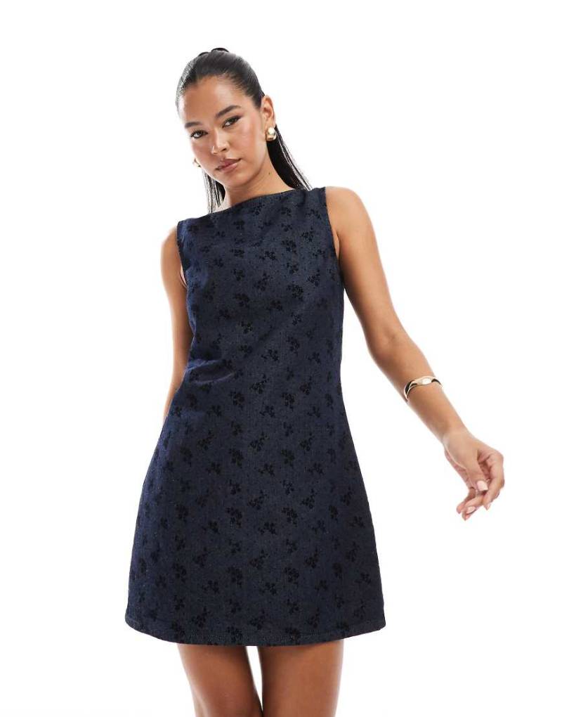 ASOS DESIGN - Etuikleid aus Denim mit geflocktem Blümchenmuster-Marineblau von ASOS DESIGN