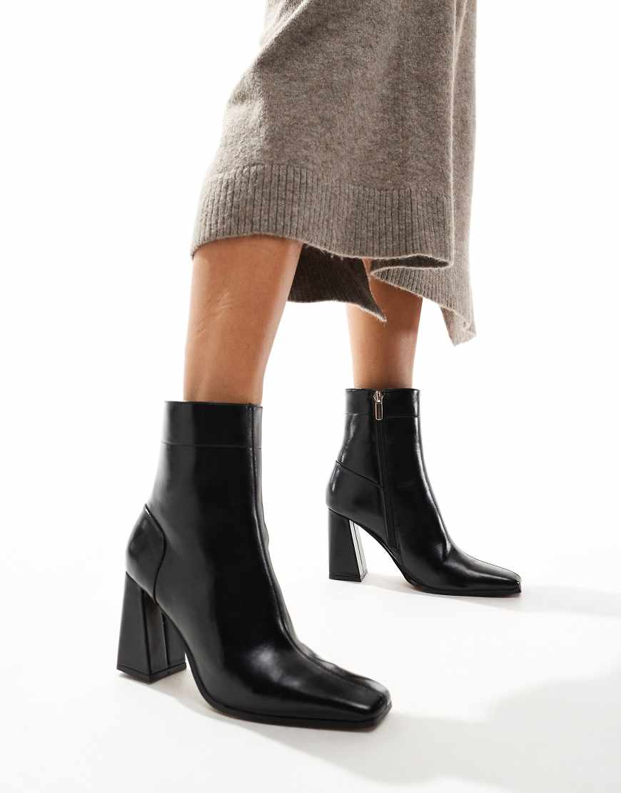 ASOS DESIGN - Everest - Stiefel in Schwarz mit ausgestelltem Absatz von ASOS DESIGN