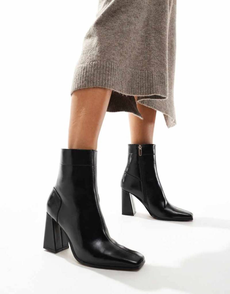 ASOS DESIGN - Everest - Stiefel in Schwarz mit ausgestelltem Absatz von ASOS DESIGN