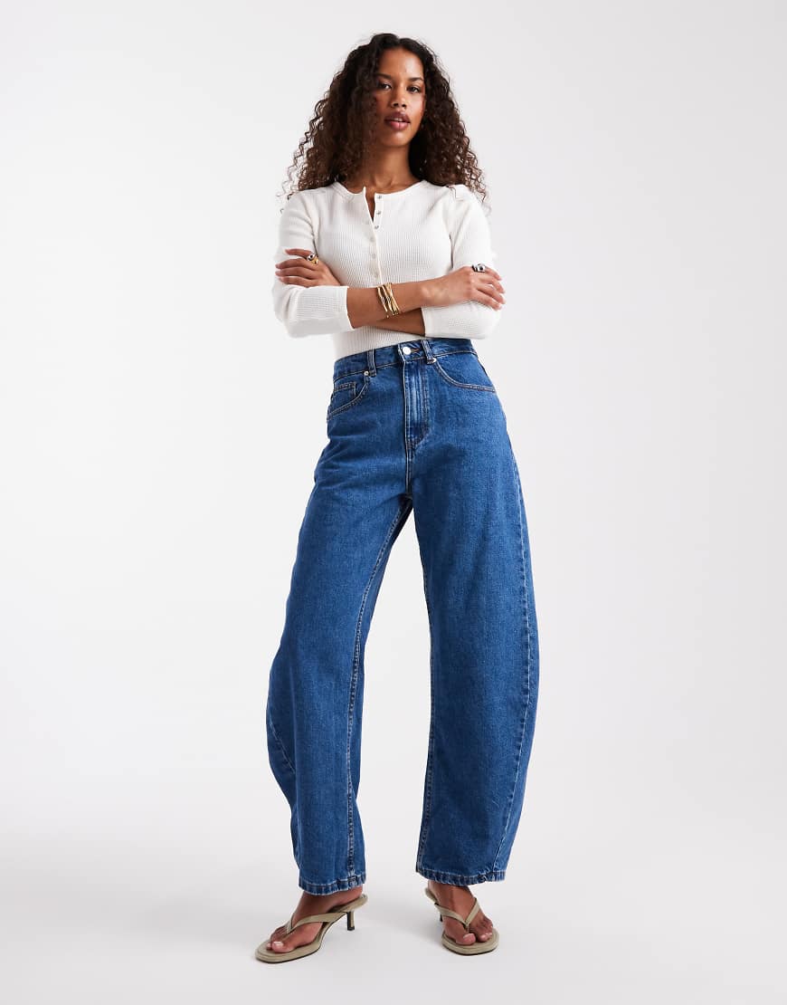 ASOS DESIGN - Everyday - Jeans in Mittelblau mit stark abgerundetem Beinschnitt ASOS DESIGN - Everyday - Jeans in Mittelblau mit stark abgerundetem Beinschnitt von ASOS DESIGN