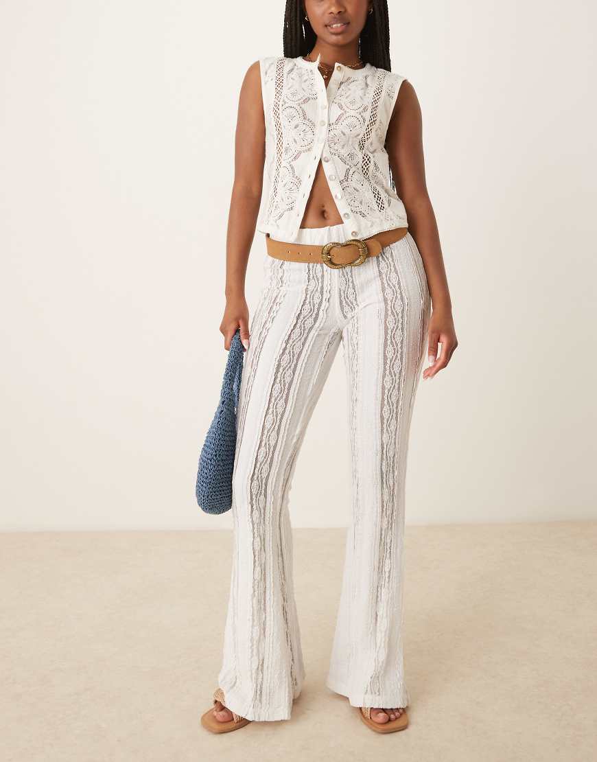 ASOS DESIGN - Extrem ausgestellte, strukturierte Hose mit geradem Schnitt in Weiß ASOS DESIGN - Extrem ausgestellte, strukturierte Hose mit geradem Schnitt in Weiß von ASOS DESIGN