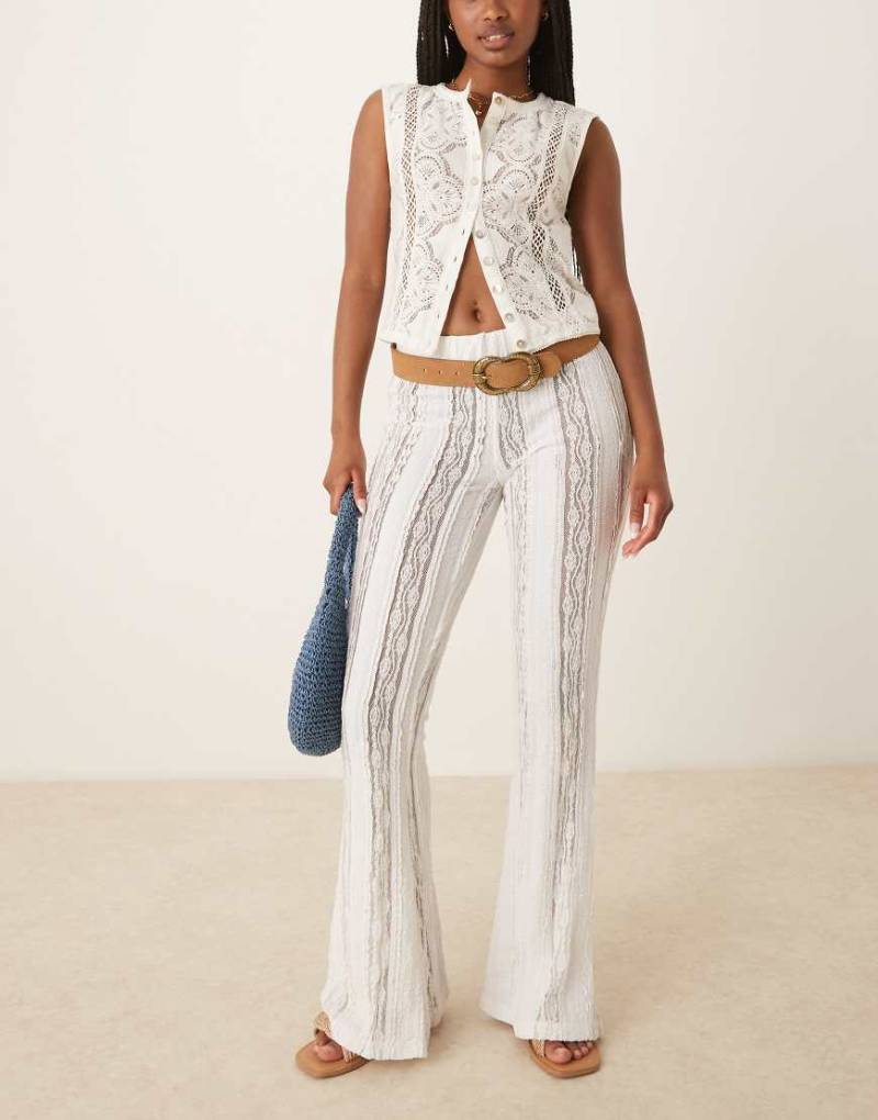 ASOS DESIGN - Extrem ausgestellte, strukturierte Hose mit geradem Schnitt in Weiß von ASOS DESIGN