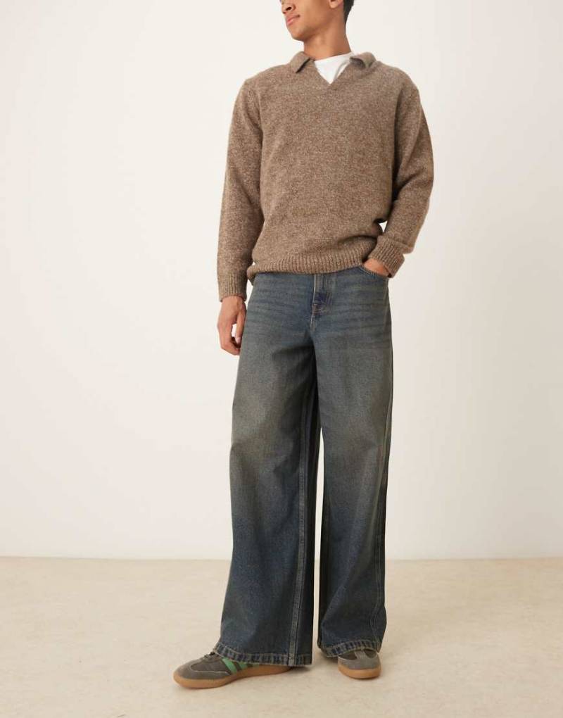 ASOS DESIGN - Extrem lässig geschnittene Jeans in Blau in mittlerer Waschung mit Tönung von ASOS DESIGN