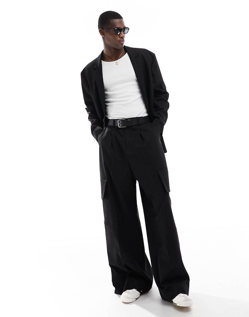 ASOS DESIGN - Extrem weit geschnittene Cargo-Anzughose in Schwarz von ASOS DESIGN
